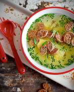 Куриный бульон на имбире с гренками