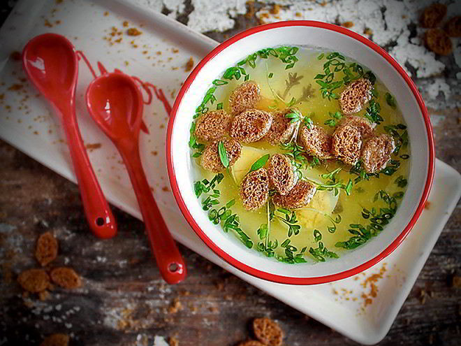 Рецепт куриного бульона на имбире с гренками