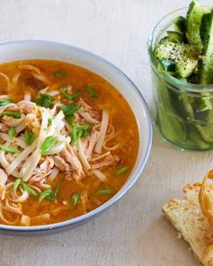 Лапша в бульоне с запеченной свининой