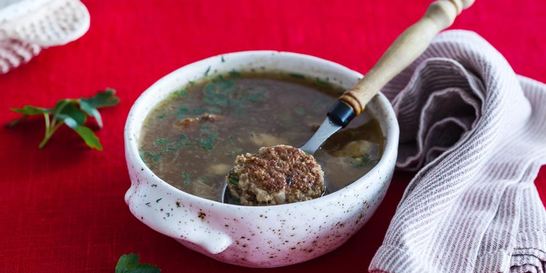 Мясной бульон с белыми грибами и фрикадельками из индейки