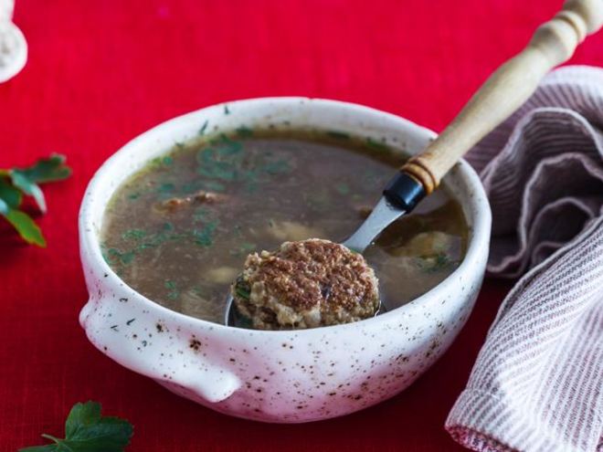 Рецепт мясного бульона с белыми грибами и фрикадельками из индейки