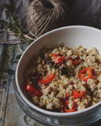 Овсяная каша на курином бульоне со сладким перцем и тимьяном