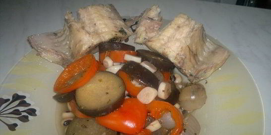 Сом в мятном бульоне и фасоль с овощами