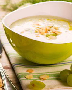 Белый гаспачо с виноградом