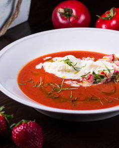 Гаспачо из томатов с сыром и клубникой