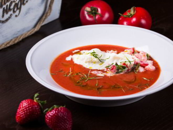 Рецепт гаспачо из томатов с сыром и клубникой