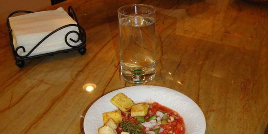 Гаспачо с чесночными гренками