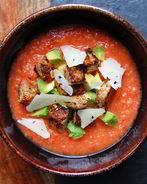 Гаспачо с домашними гренками