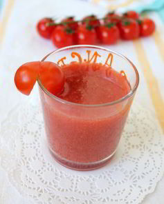 Томатно-вишневый гаспачо в стаканах