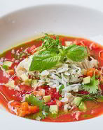 Томатный суп Гаспачо с печеным болгарским перцем, авокадо, мясом камчатского краба и тартаром из клубники