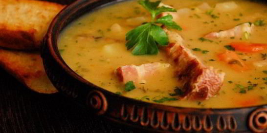 Ароматный гороховый суп с ребрышками и грудинкой