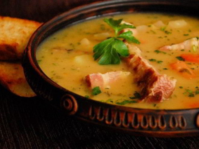 Рецепт ароматного горохового супа с ребрышками и грудинкой