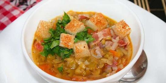 Гороховый суп с копченой колбасой и беконом