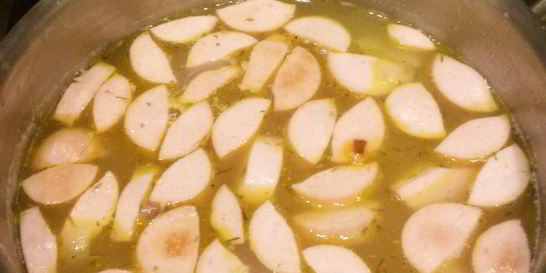 Гороховый суп с копченой колбасой