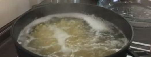 очень вкусный гороховый суп с копчеными ребрышками. Шаг 3