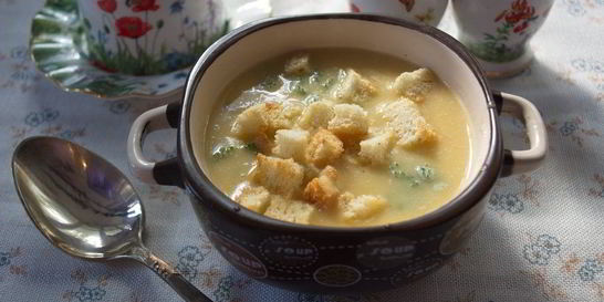 Суп гороховый с гренками