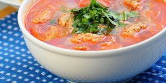 Суп из баранины с горохом, фрикадельками и томатом