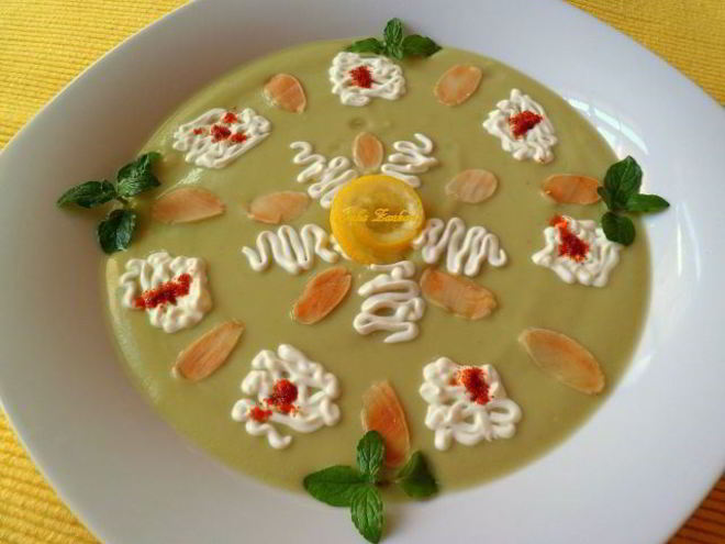 Рецепт холодного крема-супа из авокадо с мятой и лепестками миндаля