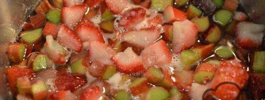 холодный сладкий суп с клубникой и ревенем. Шаг 3