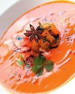 Холодный тыквенный суп с теплыми креветками