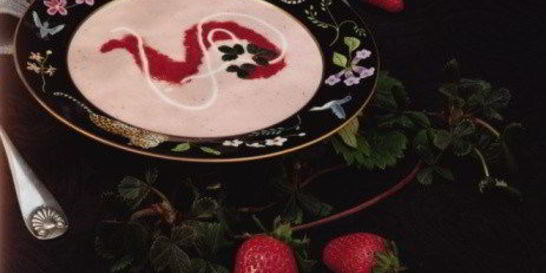 Холодный ягодный суп с черничным соусом