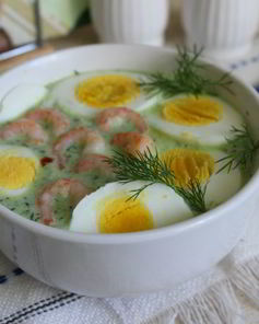 Летний холодный суп с креветками и яйцом