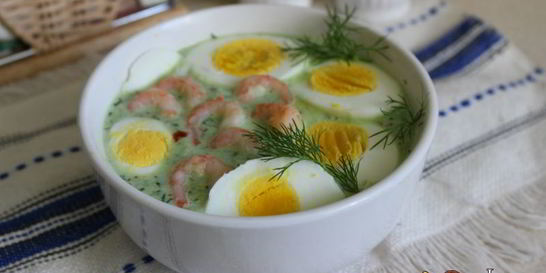 Летний холодный суп с креветками и яйцом