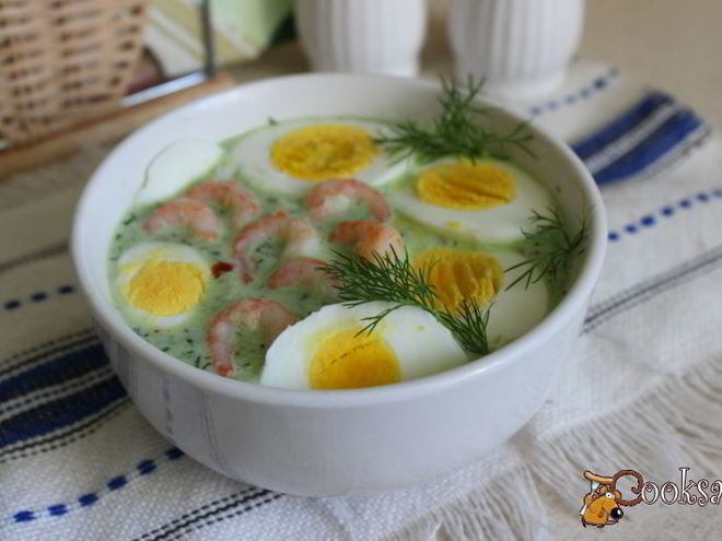 Рецепт летнего холодного супа с креветками и яйцом