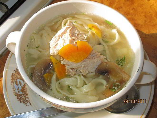 Рецепт куриного супа с грибами и домашней пастой