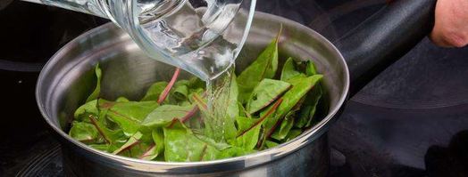 кисломолочный суп со свекольной ботвой сарнапур. Шаг 3