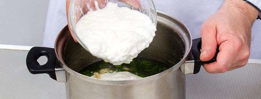 кисломолочный суп со свекольной ботвой сарнапур. Шаг 5