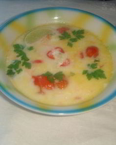 Молочный суп по-тайски с курочкой, креветками и помидорчиками черри