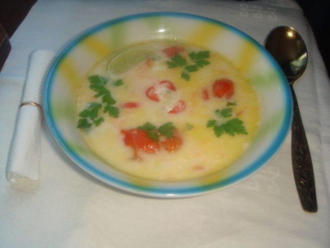 Рецепт молочного супа по-тайски с курочкой, креветками и помидорчиками черри