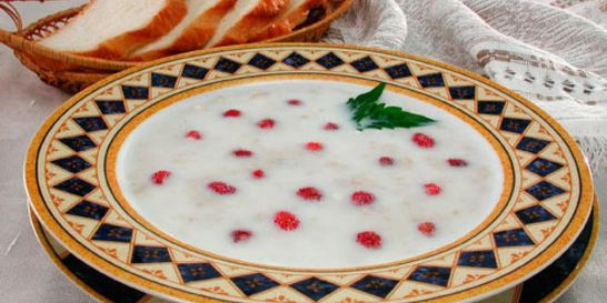 Молочный суп с земляникой