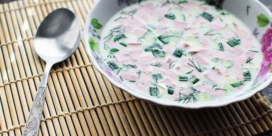 Окрошка на воде с копченой колбасой