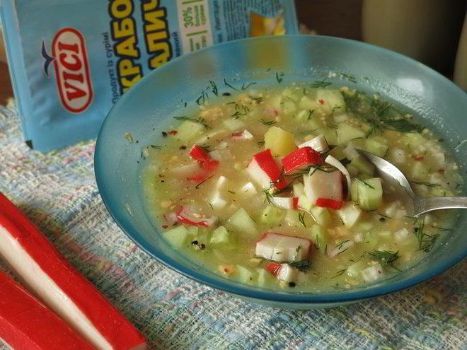Рецепт окрошки с крабовыми палочками