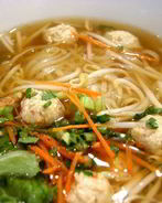 Куриный суп с шариками из индейки, овощами и пастой