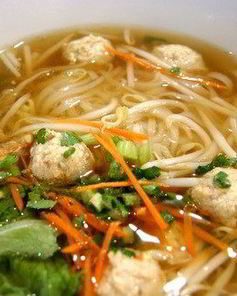 Куриный суп с шариками из индейки, овощами и пастой