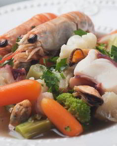 Легкий суп с креветками, овощами и кинзой