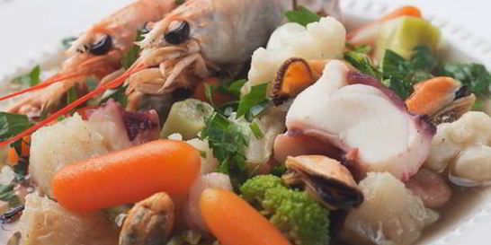 Легкий суп с креветками, овощами и кинзой