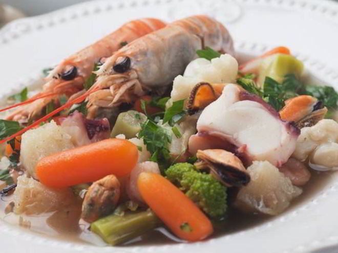 Рецепт легкого супа с креветками, овощами и кинзой