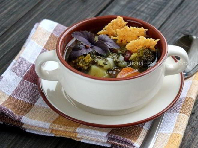 Рецепт минестроне с чипсами из пармезана