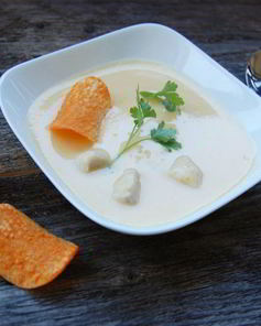 Овощной крем-суп с курицей и чипсами