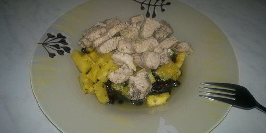 Бобовая похлебка с индейкой, ананасом и сельдереем