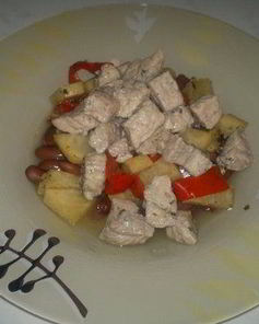 Бобовая похлебка со свиным окороком, сельдереем и сладким перцем