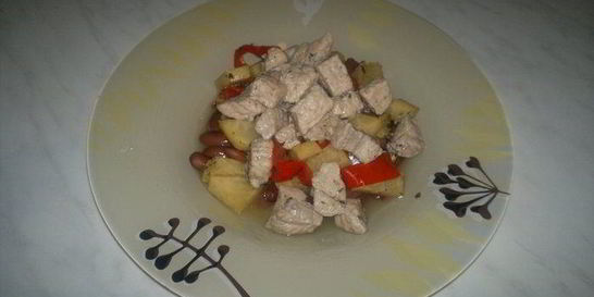 Бобовая похлебка со свиным окороком, сельдереем и сладким перцем