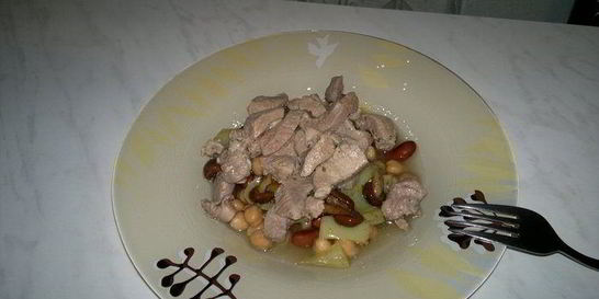 Фасолево-нутовая похлебка с перцем и грибами и с бедром индейки в чесноке и розмарине