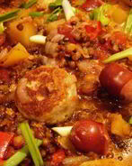 Густая тыквенная похлебка с чечевицей, тефтелями и копчеными колбасками