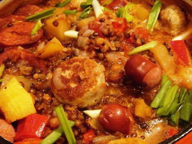 Рецепт густой тыквенной похлебки с чечевицей, тефтелями и копчеными колбасками