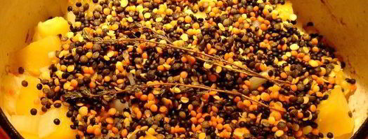 густая тыквенная похлебка с чечевицей, тефтелями и копчеными колбасками. Шаг 3